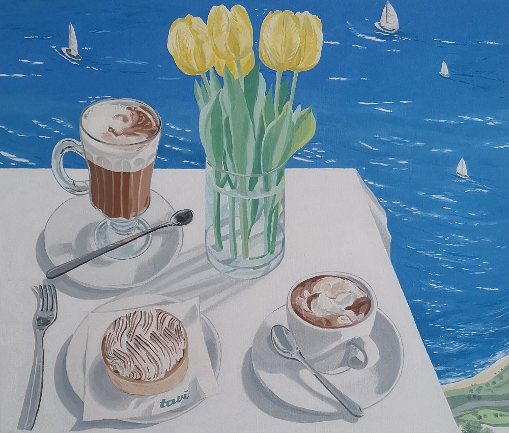 Café cappuccino en Tavi, boquet de tulipanes